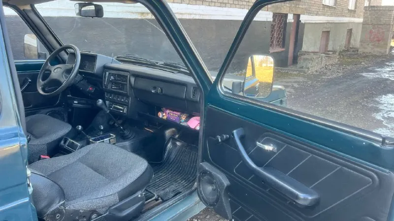 Продается lada niva 2009 г. в. 1.7 инжектор автомобиль в хорошем техническом состоянии, использовался в личных целях. ходовка обслужена, ничего не гремит, не стучит. двигатель работает ровно не троит, масло не ест, под капотом все сухо. за машиной следил, и обслуживал своевременно. по кузову как на фото, ничего критичного нету чистый и ухоженный салон, гур а так же не мало важно стоит хорошая музыка, с усилителем. у машины 6 владельцев, я собственник(не перекуп). кристаллически чистые документы пробег 97.500км цена 370.000₽ телефон +79785180572 - фотография - 7