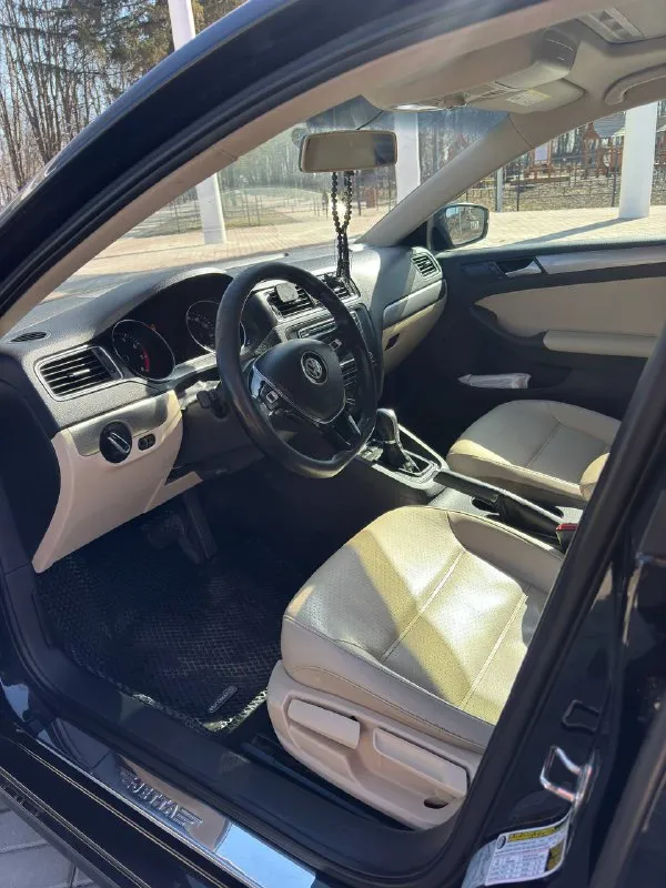 Продам volkswagen jetta 6 рестайлинг год выпуска 2017,мотор 1.4 tsi. 150 лошадиных сил коробка: автомат (надежный, aisin 09g). пробег: 199100км(родной) 📍автомобиль в хорошем состоянии. мотор и коробка работают отлично. ошибок нет. салон чистый и ухоженный. гаражное хранение. 📍комплектация: кожаный салон, люк, камера заднего вида, кондиционер, 3х режимный подогрев сидений, мультируль, круиз-контроль, датчик слепых зон, стеклоподъемники, электропривод и подогрев зеркал заднего вида, подушки безопасности родные целые. два комплекта резины на дисках, зимняя 16,летняя 17 ! ⚙️автомобиль полностью обслужен (замена масла каждый 7-8 тысяч). цена 1,6 🍋 тел. +7 (949) 712-59-82 +79497125973 - фотография - 10