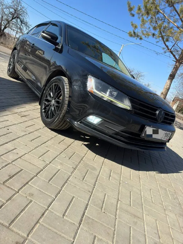Продам volkswagen jetta 6 рестайлинг год выпуска 2017,мотор 1.4 tsi. 150 лошадиных сил коробка: автомат (надежный, aisin 09g). пробег: 199100км(родной) 📍автомобиль в хорошем состоянии. мотор и коробка работают отлично. ошибок нет. салон чистый и ухоженный. гаражное хранение. 📍комплектация: кожаный салон, люк, камера заднего вида, кондиционер, 3х режимный подогрев сидений, мультируль, круиз-контроль, датчик слепых зон, стеклоподъемники, электропривод и подогрев зеркал заднего вида, подушки безопасности родные целые. два комплекта резины на дисках, зимняя 16,летняя 17 ! ⚙️автомобиль полностью обслужен (замена масла каждый 7-8 тысяч). цена 1,6 🍋 тел. +7 (949) 712-59-82 +79497125973 - фотография - 3