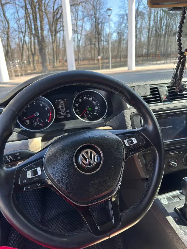 Продам volkswagen jetta 6 рестайлинг год выпуска 2017,мотор 1.4 tsi. 150 лошадиных сил коробка: автомат (надежный, aisin 09g). пробег: 199100км(родной) 📍автомобиль в хорошем состоянии. мотор и коробка работают отлично. ошибок нет. салон чистый и ухоженный. гаражное хранение. 📍комплектация: кожаный салон, люк, камера заднего вида, кондиционер, 3х режимный подогрев сидений, мультируль, круиз-контроль, датчик слепых зон, стеклоподъемники, электропривод и подогрев зеркал заднего вида, подушки безопасности родные целые. два комплекта резины на дисках, зимняя 16,летняя 17 ! ⚙️автомобиль полностью обслужен (замена масла каждый 7-8 тысяч). цена 1,6 🍋 тел. +7 (949) 712-59-82 +79497125973 - фотография - 8