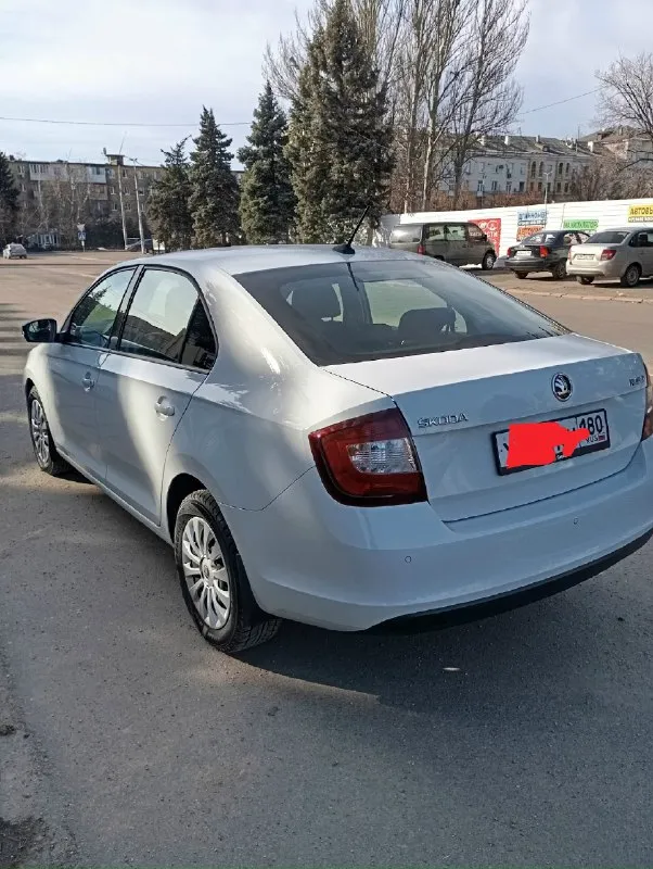 Продам skoda рапид 2018 двигатель 1.6 110 лошадей два комплекта ризины новай пробег 163350 каждый день ежу на роботу пробег будет другим любые проверки есть блокнот где записывал что делал по машини отдам новому владельцу чтобы понимал когда проходить т. о сейчас не чего делать не нужно замену масла делал 1000 км назад я хозяин кто ищет машину для себя этот самый оптимальный вариант причина продажи ишю машину красовер цена авто 1350000 торг подробнее расскажу по телефону машина достойная новый владелец не пожалеет тел +7949 899 36 27 макеевка 📞 звоните: +7(949)8993627 - фотография - 2