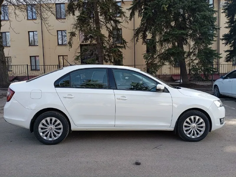 Продам skoda рапид 2018 двигатель 1.6 110 лошадей два комплекта ризины новай пробег 163350 каждый день ежу на роботу пробег будет другим любые проверки есть блокнот где записывал что делал по машини отдам новому владельцу чтобы понимал когда проходить т. о сейчас не чего делать не нужно замену масла делал 1000 км назад я хозяин кто ищет машину для себя этот самый оптимальный вариант причина продажи ишю машину красовер цена авто 1350000 торг подробнее расскажу по телефону машина достойная новый владелец не пожалеет тел +7949 899 36 27 макеевка 📞 звоните: +7(949)8993627 - фотография - 3