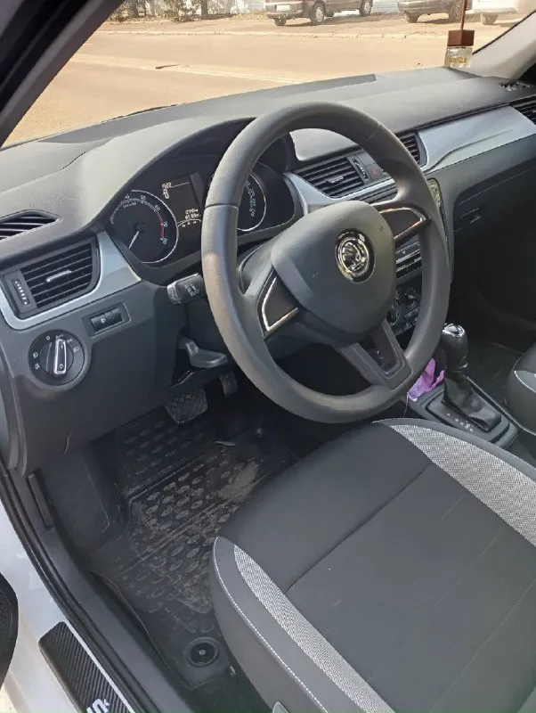 Продам skoda рапид 2018 двигатель 1.6 110 лошадей два комплекта ризины новай пробег 163350 каждый день ежу на роботу пробег будет другим любые проверки есть блокнот где записывал что делал по машини отдам новому владельцу чтобы понимал когда проходить т. о сейчас не чего делать не нужно замену масла делал 1000 км назад я хозяин кто ищет машину для себя этот самый оптимальный вариант причина продажи ишю машину красовер цена авто 1350000 торг подробнее расскажу по телефону машина достойная новый владелец не пожалеет тел +7949 899 36 27 макеевка 📞 звоните: +7(949)8993627 - фотография - 4