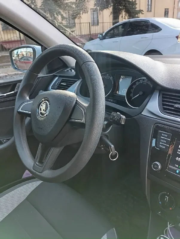 Продам skoda рапид 2018 двигатель 1.6 110 лошадей два комплекта ризины новай пробег 163350 каждый день ежу на роботу пробег будет другим любые проверки есть блокнот где записывал что делал по машини отдам новому владельцу чтобы понимал когда проходить т. о сейчас не чего делать не нужно замену масла делал 1000 км назад я хозяин кто ищет машину для себя этот самый оптимальный вариант причина продажи ишю машину красовер цена авто 1350000 торг подробнее расскажу по телефону машина достойная новый владелец не пожалеет тел +7949 899 36 27 макеевка 📞 звоните: +7(949)8993627 - фотография - 5