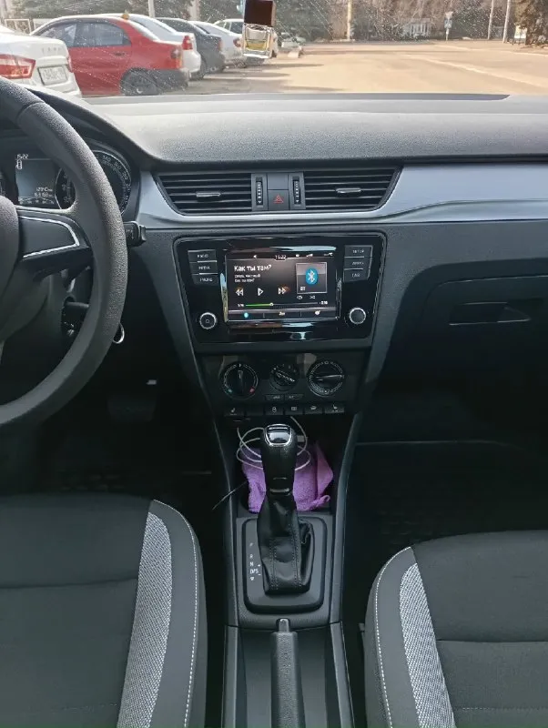 Продам skoda рапид 2018 двигатель 1.6 110 лошадей два комплекта ризины новай пробег 163350 каждый день ежу на роботу пробег будет другим любые проверки есть блокнот где записывал что делал по машини отдам новому владельцу чтобы понимал когда проходить т. о сейчас не чего делать не нужно замену масла делал 1000 км назад я хозяин кто ищет машину для себя этот самый оптимальный вариант причина продажи ишю машину красовер цена авто 1350000 торг подробнее расскажу по телефону машина достойная новый владелец не пожалеет тел +7949 899 36 27 макеевка 📞 звоните: +7(949)8993627 - фотография - 6