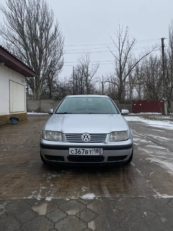 В продаже автомобиль volkswagen bora 2001 года, пробег 291000км(родной) двигатель 1600cc / 102hp / 75kw avu кпп: fdh(4a) автомат. техническое состояние автомобиля, отличное, коробка после капитального ремонта(чеки и заказ-наряд есть, на гарантии) масло не берет, едет отлично, ничего не стучит и не гремит, ошибки не горят, все системы работают в штатном режиме. требуется замены передних крыльев(новые идут с авто) + по кузову есть вопросы, машине 25 лет, но не критично, ездить можно. цена 415000 рублей, торг. +79494160960 - фотография - 1