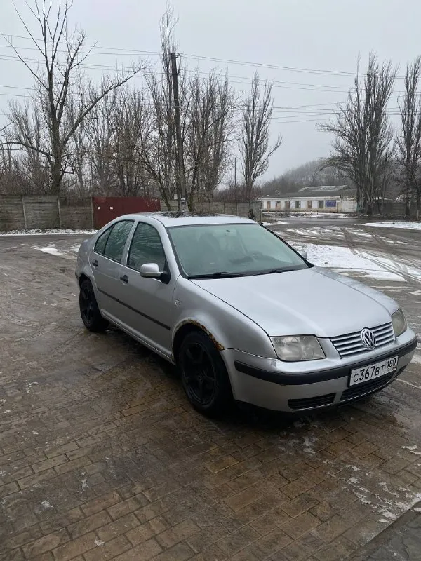 В продаже автомобиль volkswagen bora 2001 года, пробег 291000км(родной) двигатель 1600cc / 102hp / 75kw avu кпп: fdh(4a) автомат. техническое состояние автомобиля, отличное, коробка после капитального ремонта(чеки и заказ-наряд есть, на гарантии) масло не берет, едет отлично, ничего не стучит и не гремит, ошибки не горят, все системы работают в штатном режиме. требуется замены передних крыльев(новые идут с авто) + по кузову есть вопросы, машине 25 лет, но не критично, ездить можно. цена 415000 рублей, торг. +79494160960 - фотография - 2