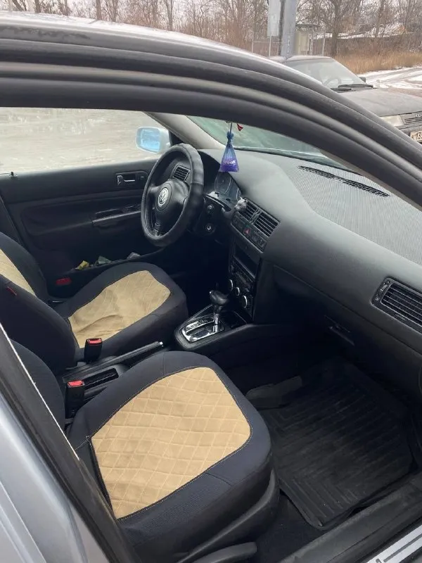 В продаже автомобиль volkswagen bora 2001 года, пробег 291000км(родной) двигатель 1600cc / 102hp / 75kw avu кпп: fdh(4a) автомат. техническое состояние автомобиля, отличное, коробка после капитального ремонта(чеки и заказ-наряд есть, на гарантии) масло не берет, едет отлично, ничего не стучит и не гремит, ошибки не горят, все системы работают в штатном режиме. требуется замены передних крыльев(новые идут с авто) + по кузову есть вопросы, машине 25 лет, но не критично, ездить можно. цена 415000 рублей, торг. +79494160960 - фотография - 4