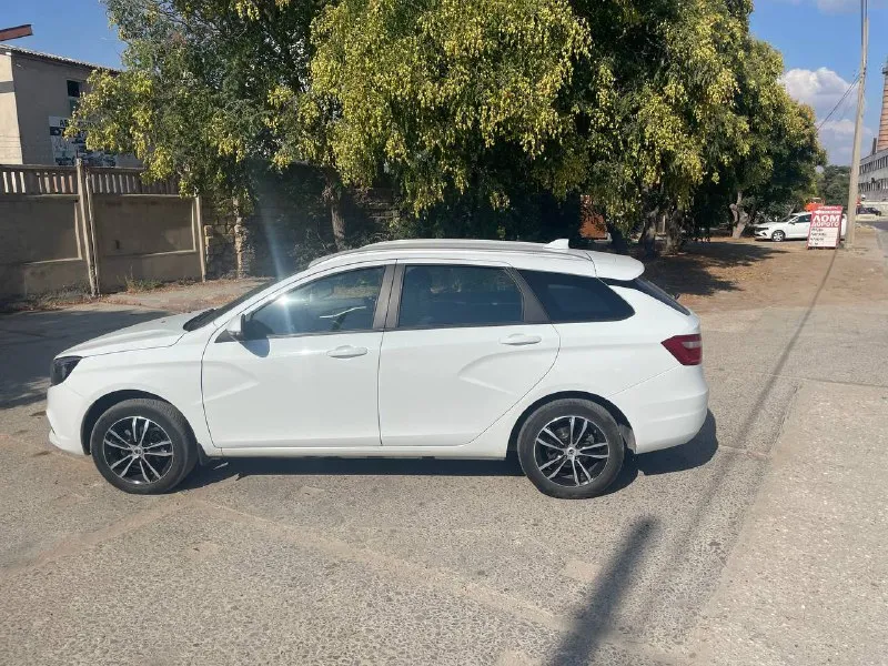 🚗 lada vesta sw 1.8 | 2018 г | 1 владелец | состояние новой 💰 цена: 1 149000₽ (торг) продам lada vesta sw 1.8 (122 л. с.) конец 2018 года автомобиль в очень редком состоянии — фактически как новый. ✔️ один владелец ✔️ пробег 106 000 км ✔️ бережная эксплуатация ✔️ обслуживание у дилера в ростове до 100 тыс км ✔️ сервисная книжка ✔️ 2 ключа ⚙️ максимальная комплектация (кроме акпп и кожи): • климат-контроль • круиз-контроль • датчик света • датчик дождя • мультируль • подогрев сидений • подогрев лобового стекла • помощь при трогании на подъеме • abs / esp • охлаждаемый бардачок 🛞 три комплекта колес • зима — шипы, оригинальные диски lada • лето — титановые диски • сейчас стоит всесезонка 🔧 техническое состоянии ✔️ ходовая полностью заменена ✔️ все расходники заменены ✔️ никаких вложений не требует 🚘 очень практичный универсал — большой багажник, надежный двигатель 1.8 и экономичный расход. 📞 телефон: +7-949-474-68-00 📦 возможна доставка в любой регион - фотография - 2