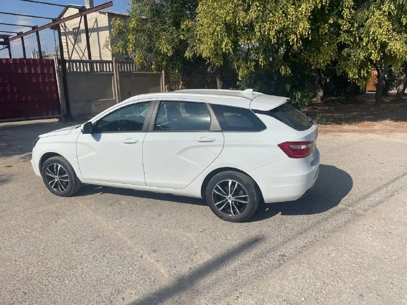 🚗 lada vesta sw 1.8 | 2018 г | 1 владелец | состояние новой 💰 цена: 1 149000₽ (торг) продам lada vesta sw 1.8 (122 л. с.) конец 2018 года автомобиль в очень редком состоянии — фактически как новый. ✔️ один владелец ✔️ пробег 106 000 км ✔️ бережная эксплуатация ✔️ обслуживание у дилера в ростове до 100 тыс км ✔️ сервисная книжка ✔️ 2 ключа ⚙️ максимальная комплектация (кроме акпп и кожи): • климат-контроль • круиз-контроль • датчик света • датчик дождя • мультируль • подогрев сидений • подогрев лобового стекла • помощь при трогании на подъеме • abs / esp • охлаждаемый бардачок 🛞 три комплекта колес • зима — шипы, оригинальные диски lada • лето — титановые диски • сейчас стоит всесезонка 🔧 техническое состоянии ✔️ ходовая полностью заменена ✔️ все расходники заменены ✔️ никаких вложений не требует 🚘 очень практичный универсал — большой багажник, надежный двигатель 1.8 и экономичный расход. 📞 телефон: +7-949-474-68-00 📦 возможна доставка в любой регион - фотография - 3