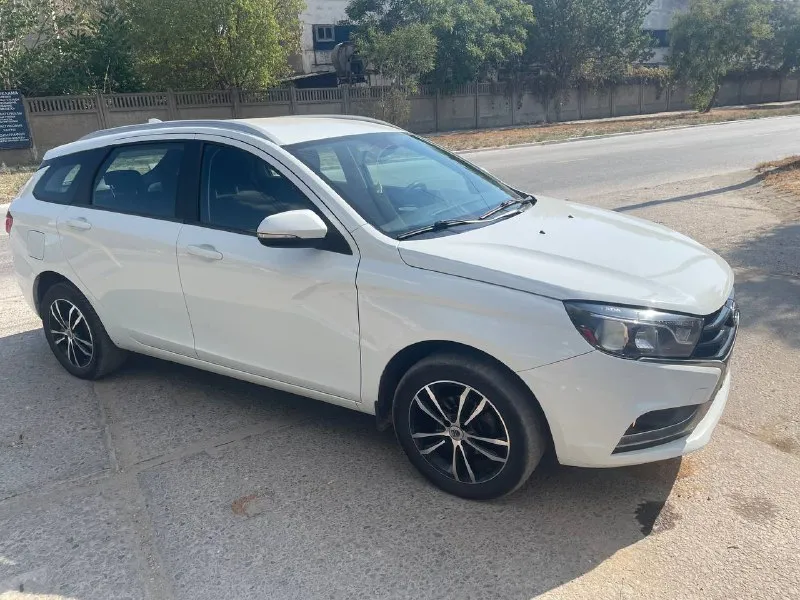 🚗 lada vesta sw 1.8 | 2018 г | 1 владелец | состояние новой 💰 цена: 1 149000₽ (торг) продам lada vesta sw 1.8 (122 л. с.) конец 2018 года автомобиль в очень редком состоянии — фактически как новый. ✔️ один владелец ✔️ пробег 106 000 км ✔️ бережная эксплуатация ✔️ обслуживание у дилера в ростове до 100 тыс км ✔️ сервисная книжка ✔️ 2 ключа ⚙️ максимальная комплектация (кроме акпп и кожи): • климат-контроль • круиз-контроль • датчик света • датчик дождя • мультируль • подогрев сидений • подогрев лобового стекла • помощь при трогании на подъеме • abs / esp • охлаждаемый бардачок 🛞 три комплекта колес • зима — шипы, оригинальные диски lada • лето — титановые диски • сейчас стоит всесезонка 🔧 техническое состоянии ✔️ ходовая полностью заменена ✔️ все расходники заменены ✔️ никаких вложений не требует 🚘 очень практичный универсал — большой багажник, надежный двигатель 1.8 и экономичный расход. 📞 телефон: +7-949-474-68-00 📦 возможна доставка в любой регион - фотография - 5