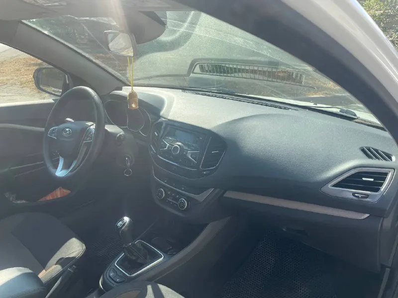 🚗 lada vesta sw 1.8 | 2018 г | 1 владелец | состояние новой 💰 цена: 1 149000₽ (торг) продам lada vesta sw 1.8 (122 л. с.) конец 2018 года автомобиль в очень редком состоянии — фактически как новый. ✔️ один владелец ✔️ пробег 106 000 км ✔️ бережная эксплуатация ✔️ обслуживание у дилера в ростове до 100 тыс км ✔️ сервисная книжка ✔️ 2 ключа ⚙️ максимальная комплектация (кроме акпп и кожи): • климат-контроль • круиз-контроль • датчик света • датчик дождя • мультируль • подогрев сидений • подогрев лобового стекла • помощь при трогании на подъеме • abs / esp • охлаждаемый бардачок 🛞 три комплекта колес • зима — шипы, оригинальные диски lada • лето — титановые диски • сейчас стоит всесезонка 🔧 техническое состоянии ✔️ ходовая полностью заменена ✔️ все расходники заменены ✔️ никаких вложений не требует 🚘 очень практичный универсал — большой багажник, надежный двигатель 1.8 и экономичный расход. 📞 телефон: +7-949-474-68-00 📦 возможна доставка в любой регион - фотография - 7