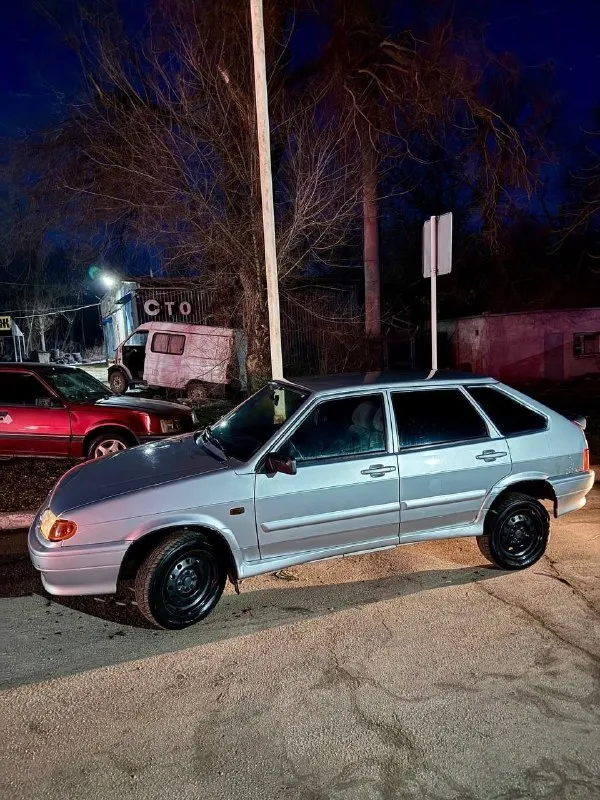 Ваз 2114 2009г. 1.6 кузов в отличном состоянии. ничего не варено, не мазано. весь в родной краске. крашены задние арки по полоску. капот, крылья, двери, багажник не снимались. рыжья нет. по технике в идеальном состоянии. сделано всё. мотор не дымит, масло от замены до замены. тысячу км назад была замена aral 10w40. новые свечи, провода, все фильтра. едет очень бодро. клапана отрегулировал. коробка не хрустит, даже вторая, в ней также заменил масло. по ходовой также всё идеально, новые стойки с пружинами. из последнего заменил все привода, колодки перед зад, тормозные цилиндры и тросса ручника, сзади стоят проставки. есть все чеки на руках. салон как в новом авто!!!. по электрике работает всё от лампочки в бардочке до задней омывайки. комплектация люксовая, бортовик все показывает, подогревы греют. стоит новая сигнализация, новая музыка, резина прошла сезон. два ключа, два брелка. осмотр по договоренности г. макеевка 335.000 торг. на бензин +79493894614 валерий - фотография - 2