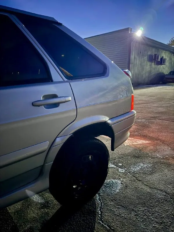 Ваз 2114 2009г. 1.6 кузов в отличном состоянии. ничего не варено, не мазано. весь в родной краске. крашены задние арки по полоску. капот, крылья, двери, багажник не снимались. рыжья нет. по технике в идеальном состоянии. сделано всё. мотор не дымит, масло от замены до замены. тысячу км назад была замена aral 10w40. новые свечи, провода, все фильтра. едет очень бодро. клапана отрегулировал. коробка не хрустит, даже вторая, в ней также заменил масло. по ходовой также всё идеально, новые стойки с пружинами. из последнего заменил все привода, колодки перед зад, тормозные цилиндры и тросса ручника, сзади стоят проставки. есть все чеки на руках. салон как в новом авто!!!. по электрике работает всё от лампочки в бардочке до задней омывайки. комплектация люксовая, бортовик все показывает, подогревы греют. стоит новая сигнализация, новая музыка, резина прошла сезон. два ключа, два брелка. осмотр по договоренности г. макеевка 335.000 торг. на бензин +79493894614 валерий - фотография - 3