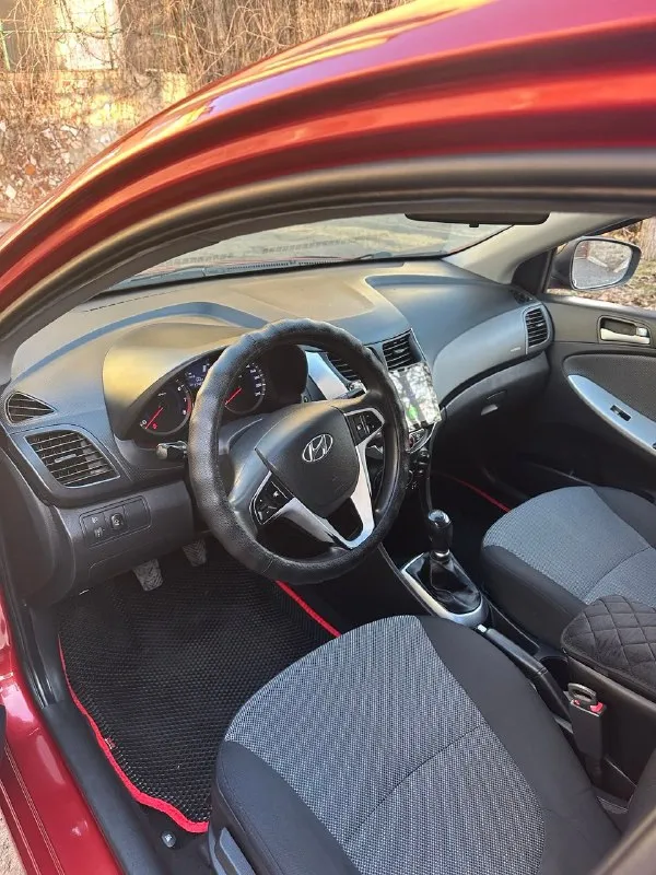 Hyundai solaris 2014, механика 1.6 литра, пробег 176 000 км надежный автомобиль для повседневной езды. в хорошем техническом состоянии, полностью на ходу. все вопросы по телефону. цена 720 000 рублей. торг обсуждается. тел. : +7 (949) 169-05-58 + telegram 📞 🇷🇺 звоните: +79491690558 - фотография - 7