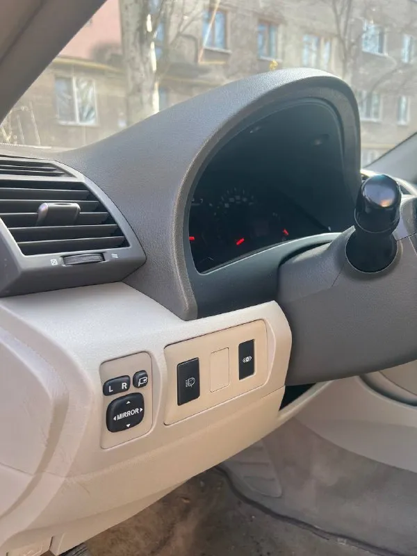 Тойота камри 2008 года! 2 владельца за весь срок эксплуатации, первый до 2023 года, я второй по настоящее время. двигатель 2.4, один из самых надежных и беспроблемных у toyota, замена масла каждые 7-8 тысяч, пробег 215000км(родной, не скрученный). ходовая часть обслужена, проблемных моментов нет, на 210 тысячах пробега заменены передние пружины и ступичные подшипники. по кузову всего один крашеный элемент, водительская дверь, была глубокая царапина в нижней части, пришлось красить всю дверь, все остальные кузовные элементы в родном окрасе! салон в отличном состоянии, сидения без потертостей, по электрической части все исправно и работает! хорошая комплектация, в дополнение установлена аудио система alpine с усилителем и сабвуфером, сделана шумо изоляция дверей! автомобиль в отличном состоянии, вложений не требует, сел и поехал! второй автомобиль в семье, продажа по ненадобности! 1200000₽ без торга +79493473365 - фотография - 2