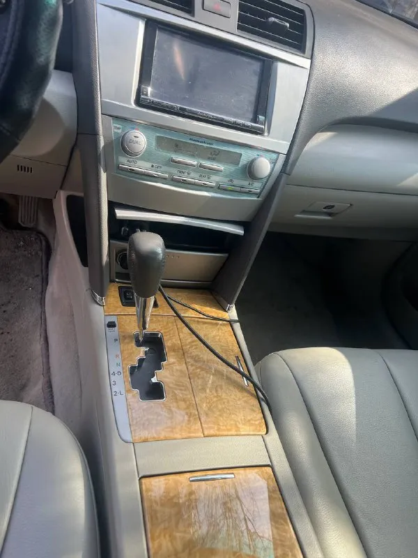 Тойота камри 2008 года! 2 владельца за весь срок эксплуатации, первый до 2023 года, я второй по настоящее время. двигатель 2.4, один из самых надежных и беспроблемных у toyota, замена масла каждые 7-8 тысяч, пробег 215000км(родной, не скрученный). ходовая часть обслужена, проблемных моментов нет, на 210 тысячах пробега заменены передние пружины и ступичные подшипники. по кузову всего один крашеный элемент, водительская дверь, была глубокая царапина в нижней части, пришлось красить всю дверь, все остальные кузовные элементы в родном окрасе! салон в отличном состоянии, сидения без потертостей, по электрической части все исправно и работает! хорошая комплектация, в дополнение установлена аудио система alpine с усилителем и сабвуфером, сделана шумо изоляция дверей! автомобиль в отличном состоянии, вложений не требует, сел и поехал! второй автомобиль в семье, продажа по ненадобности! 1200000₽ без торга +79493473365 - фотография - 3