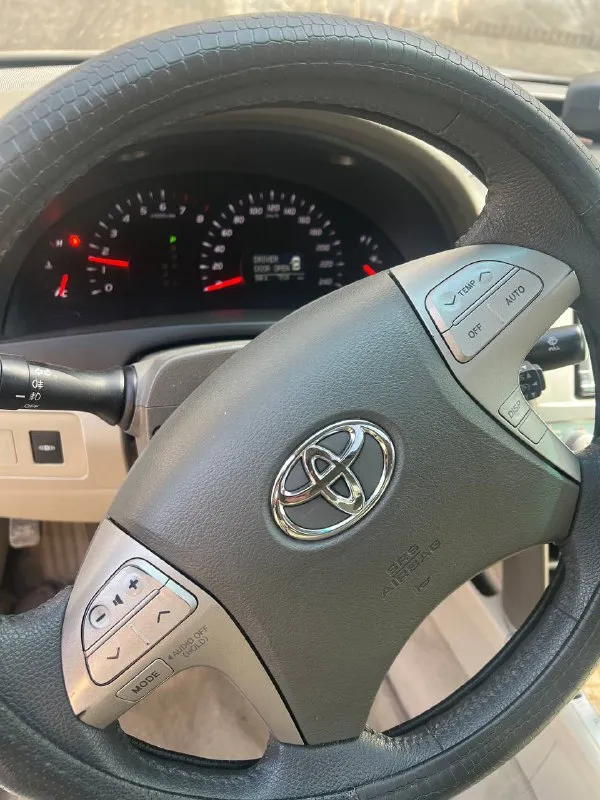 Тойота камри 2008 года! 2 владельца за весь срок эксплуатации, первый до 2023 года, я второй по настоящее время. двигатель 2.4, один из самых надежных и беспроблемных у toyota, замена масла каждые 7-8 тысяч, пробег 215000км(родной, не скрученный). ходовая часть обслужена, проблемных моментов нет, на 210 тысячах пробега заменены передние пружины и ступичные подшипники. по кузову всего один крашеный элемент, водительская дверь, была глубокая царапина в нижней части, пришлось красить всю дверь, все остальные кузовные элементы в родном окрасе! салон в отличном состоянии, сидения без потертостей, по электрической части все исправно и работает! хорошая комплектация, в дополнение установлена аудио система alpine с усилителем и сабвуфером, сделана шумо изоляция дверей! автомобиль в отличном состоянии, вложений не требует, сел и поехал! второй автомобиль в семье, продажа по ненадобности! 1200000₽ без торга +79493473365 - фотография - 5