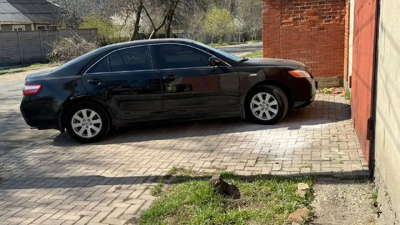 Тойота камри 2008 года! 2 владельца за весь срок эксплуатации, первый до 2023 года, я второй по настоящее время. двигатель 2.4, один из самых надежных и беспроблемных у toyota, замена масла каждые 7-8 тысяч, пробег 215000км(родной, не скрученный). ходовая часть обслужена, проблемных моментов нет, на 210 тысячах пробега заменены передние пружины и ступичные подшипники. по кузову всего один крашеный элемент, водительская дверь, была глубокая царапина в нижней части, пришлось красить всю дверь, все остальные кузовные элементы в родном окрасе! салон в отличном состоянии, сидения без потертостей, по электрической части все исправно и работает! хорошая комплектация, в дополнение установлена аудио система alpine с усилителем и сабвуфером, сделана шумо изоляция дверей! автомобиль в отличном состоянии, вложений не требует, сел и поехал! второй автомобиль в семье, продажа по ненадобности! 1200000₽ без торга +79493473365 - фотография - 7