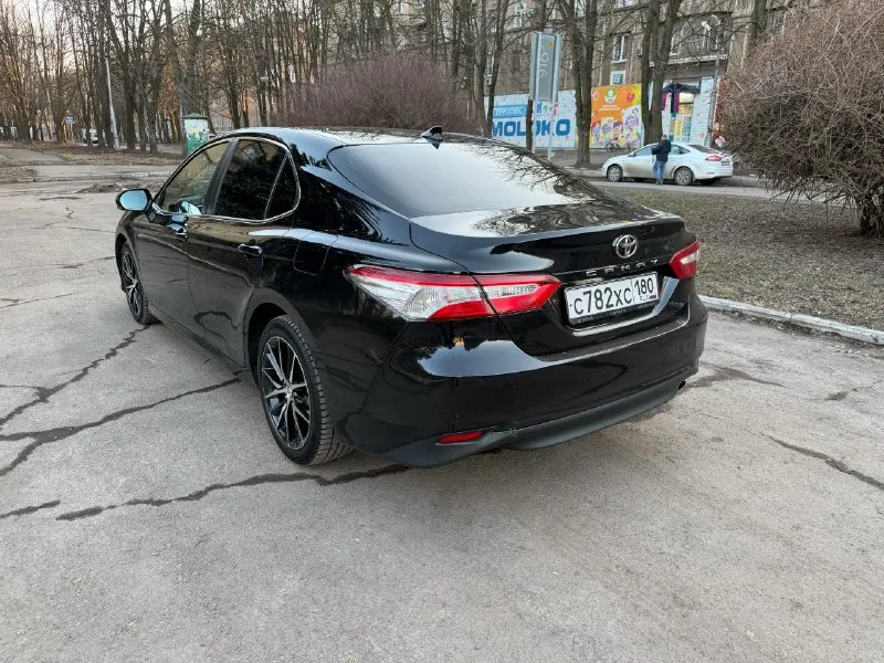 Автор: продам личный автомобиль toyota camry 70 2018 года - пробег 89000км родной, автотека зеленая! автомобиль дилерский покупался новый в салоне, не америка! мотор 2.0, акпп aisin. по технике в идеальном состоянии писать нечего, на таком пробеге, мотор, коробка, ходовая все отлично, по электрике все работает, полностью обслужен, вложений не требует и не потребует еще долго ! по комплектации: кожаный салон, подогревы обеих сидений, парктроники перед/зад, камера заднего вида, круиз, датчики света, дождя, 2х зонный климат, aвто-ручник, подогрев дворников, эл. складывание зеркал и т. д. юридически чист, я собственник. 🤝 техосмотр пройден 💵 2 430 000₽ 📱 +79492791777.. !!!наш телеграм канал [ бесплатное размещение за репост!!! правила сообщества [ мы в мах [ [ 📞 звоните: +7(949)2791777 - фотография - 5