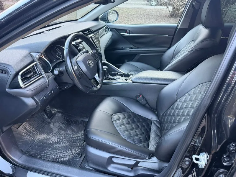 Автор: продам личный автомобиль toyota camry 70 2018 года - пробег 89000км родной, автотека зеленая! автомобиль дилерский покупался новый в салоне, не америка! мотор 2.0, акпп aisin. по технике в идеальном состоянии писать нечего, на таком пробеге, мотор, коробка, ходовая все отлично, по электрике все работает, полностью обслужен, вложений не требует и не потребует еще долго ! по комплектации: кожаный салон, подогревы обеих сидений, парктроники перед/зад, камера заднего вида, круиз, датчики света, дождя, 2х зонный климат, aвто-ручник, подогрев дворников, эл. складывание зеркал и т. д. юридически чист, я собственник. 🤝 техосмотр пройден 💵 2 430 000₽ 📱 +79492791777.. !!!наш телеграм канал [ бесплатное размещение за репост!!! правила сообщества [ мы в мах [ [ 📞 звоните: +7(949)2791777 - фотография - 6