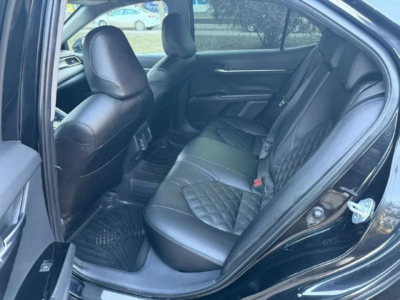 Автор: продам личный автомобиль toyota camry 70 2018 года - пробег 89000км родной, автотека зеленая! автомобиль дилерский покупался новый в салоне, не америка! мотор 2.0, акпп aisin. по технике в идеальном состоянии писать нечего, на таком пробеге, мотор, коробка, ходовая все отлично, по электрике все работает, полностью обслужен, вложений не требует и не потребует еще долго ! по комплектации: кожаный салон, подогревы обеих сидений, парктроники перед/зад, камера заднего вида, круиз, датчики света, дождя, 2х зонный климат, aвто-ручник, подогрев дворников, эл. складывание зеркал и т. д. юридически чист, я собственник. 🤝 техосмотр пройден 💵 2 430 000₽ 📱 +79492791777.. !!!наш телеграм канал [ бесплатное размещение за репост!!! правила сообщества [ мы в мах [ [ 📞 звоните: +7(949)2791777 - фотография - 7