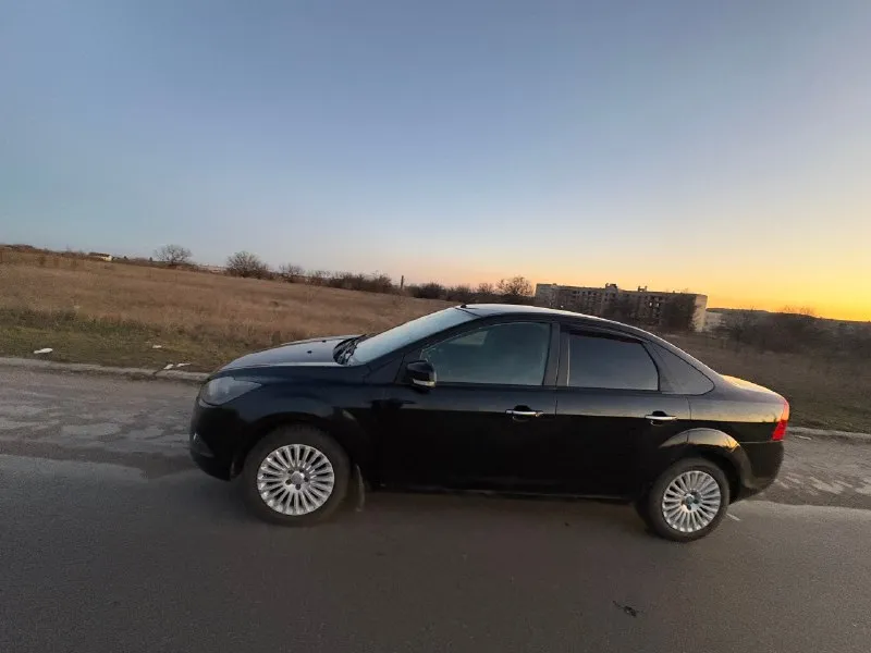 🚘продам- ford focus 2010г 1.6,автомат, 💡4 стеклоподъёмника, обогрев лобовых, электро регулировка зеркал, подогрев сидений, кондиционер, все работает, ходовая сбитая без посторонних стуков, салон ухоженный, стоит контрактный двигатель пробег 80т. км в птс вписан, стоит новый акб, новая зимняя резина. ❗по косякам-заменить левый ступичный подшипник, трещина на лобовом, посмотреть с 1 на 2 передачу иногда пинает, нет времени заниматься. осмотр г. докучаевск продажа по дкп тел:+79493191682 звонить с 11-18 цена:689.000т. р торг 📞 звоните: +7(949)3191682 - фотография - 4