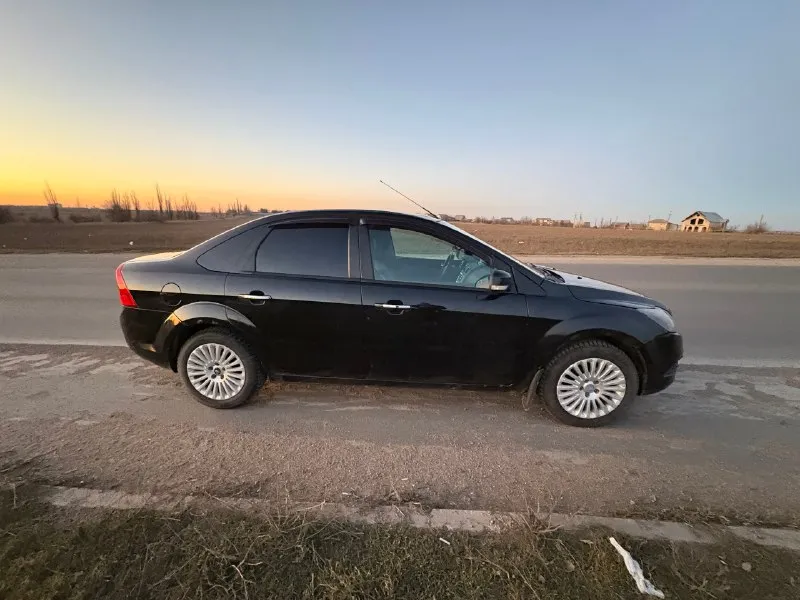🚘продам- ford focus 2010г 1.6,автомат, 💡4 стеклоподъёмника, обогрев лобовых, электро регулировка зеркал, подогрев сидений, кондиционер, все работает, ходовая сбитая без посторонних стуков, салон ухоженный, стоит контрактный двигатель пробег 80т. км в птс вписан, стоит новый акб, новая зимняя резина. ❗по косякам-заменить левый ступичный подшипник, трещина на лобовом, посмотреть с 1 на 2 передачу иногда пинает, нет времени заниматься. осмотр г. докучаевск продажа по дкп тел:+79493191682 звонить с 11-18 цена:689.000т. р торг 📞 звоните: +7(949)3191682 - фотография - 6