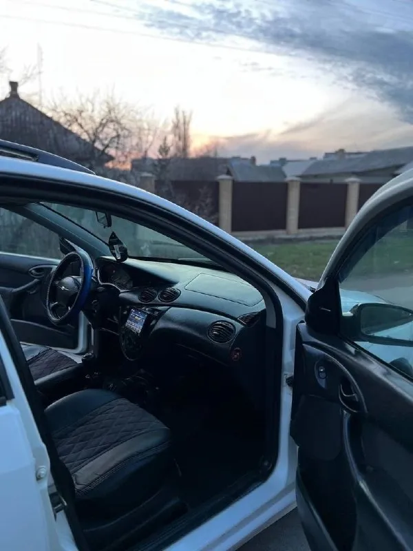 Продам ford фокус 1.2000 год выпуска. машина на уверенном ходу много чего сделано. стоит хорошая музыка оригинал ford играет приятно. два комплекта резины. двигатель сделан, работает ровно, коробка переключаться мягко, ходовая перебрана сел и поехал. два комплекта ковриков, стоят сиденья с mitsubishi очень удобные. есть косяки по лкп машина не новая 2000 х год. ноги не выпадают с этим все в порядке. цена 245 т +79494317436 📞 звоните: +7(949)4317436 - фотография - 2
