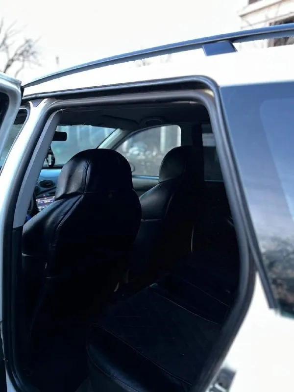 Продам ford фокус 1.2000 год выпуска. машина на уверенном ходу много чего сделано. стоит хорошая музыка оригинал ford играет приятно. два комплекта резины. двигатель сделан, работает ровно, коробка переключаться мягко, ходовая перебрана сел и поехал. два комплекта ковриков, стоят сиденья с mitsubishi очень удобные. есть косяки по лкп машина не новая 2000 х год. ноги не выпадают с этим все в порядке. цена 245 т +79494317436 📞 звоните: +7(949)4317436 - фотография - 3