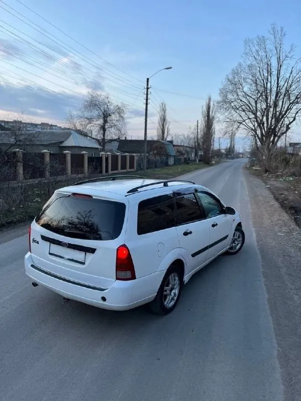 Продам ford фокус 1.2000 год выпуска. машина на уверенном ходу много чего сделано. стоит хорошая музыка оригинал ford играет приятно. два комплекта резины. двигатель сделан, работает ровно, коробка переключаться мягко, ходовая перебрана сел и поехал. два комплекта ковриков, стоят сиденья с mitsubishi очень удобные. есть косяки по лкп машина не новая 2000 х год. ноги не выпадают с этим все в порядке. цена 245 т +79494317436 📞 звоните: +7(949)4317436 - фотография - 4