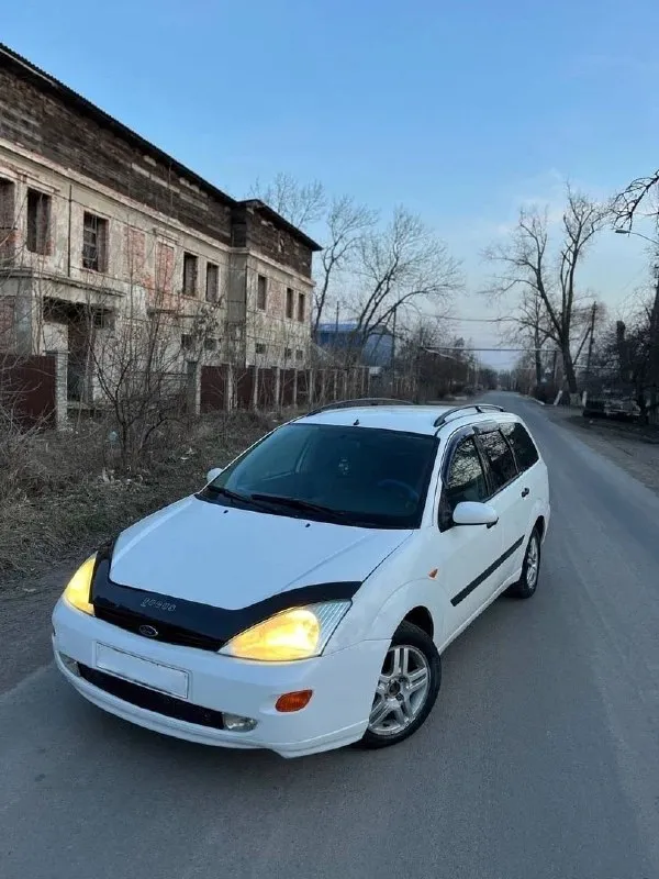 Продам ford фокус 1.2000 год выпуска. машина на уверенном ходу много чего сделано. стоит хорошая музыка оригинал ford играет приятно. два комплекта резины. двигатель сделан, работает ровно, коробка переключаться мягко, ходовая перебрана сел и поехал. два комплекта ковриков, стоят сиденья с mitsubishi очень удобные. есть косяки по лкп машина не новая 2000 х год. ноги не выпадают с этим все в порядке. цена 245 т +79494317436 📞 звоните: +7(949)4317436 - фотография - 5