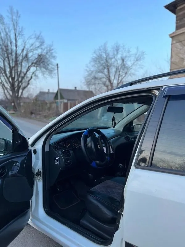 Продам ford фокус 1.2000 год выпуска. машина на уверенном ходу много чего сделано. стоит хорошая музыка оригинал ford играет приятно. два комплекта резины. двигатель сделан, работает ровно, коробка переключаться мягко, ходовая перебрана сел и поехал. два комплекта ковриков, стоят сиденья с mitsubishi очень удобные. есть косяки по лкп машина не новая 2000 х год. ноги не выпадают с этим все в порядке. цена 245 т +79494317436 📞 звоните: +7(949)4317436 - фотография - 6
