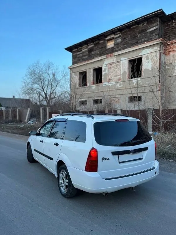 Продам ford фокус 1.2000 год выпуска. машина на уверенном ходу много чего сделано. стоит хорошая музыка оригинал ford играет приятно. два комплекта резины. двигатель сделан, работает ровно, коробка переключаться мягко, ходовая перебрана сел и поехал. два комплекта ковриков, стоят сиденья с mitsubishi очень удобные. есть косяки по лкп машина не новая 2000 х год. ноги не выпадают с этим все в порядке. цена 245 т +79494317436 📞 звоните: +7(949)4317436 - фотография - 7