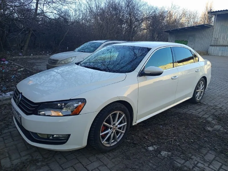 Продам volkswagen passat b7, 2012 объем 2,5л пробег 320 т. км кожаный салон, подогрев передних сидений, датчик света, датчик дождя,2-х зонный климат контроль, хорошая переделанная оптика я собственник, владею автомобилем более 3-х лет автомобиль находится в макеевке цена 1 370 000р +79494344757 - фотография - 2