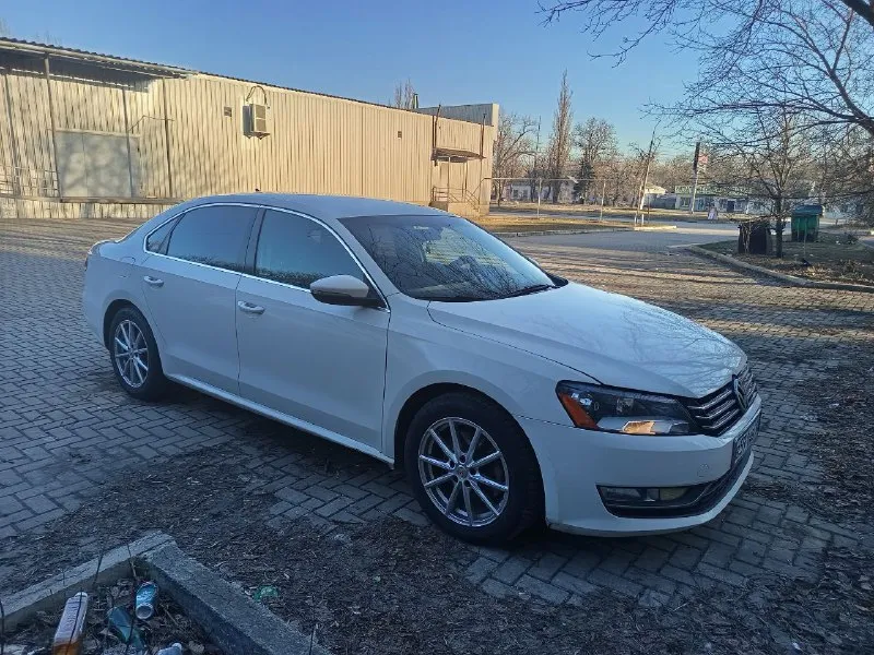 Продам volkswagen passat b7, 2012 объем 2,5л пробег 320 т. км кожаный салон, подогрев передних сидений, датчик света, датчик дождя,2-х зонный климат контроль, хорошая переделанная оптика я собственник, владею автомобилем более 3-х лет автомобиль находится в макеевке цена 1 370 000р +79494344757 - фотография - 3
