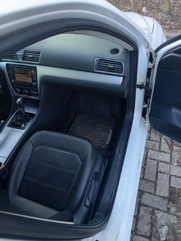 Продам volkswagen passat b7, 2012 объем 2,5л пробег 320 т. км кожаный салон, подогрев передних сидений, датчик света, датчик дождя,2-х зонный климат контроль, хорошая переделанная оптика я собственник, владею автомобилем более 3-х лет автомобиль находится в макеевке цена 1 370 000р +79494344757 - фотография - 5