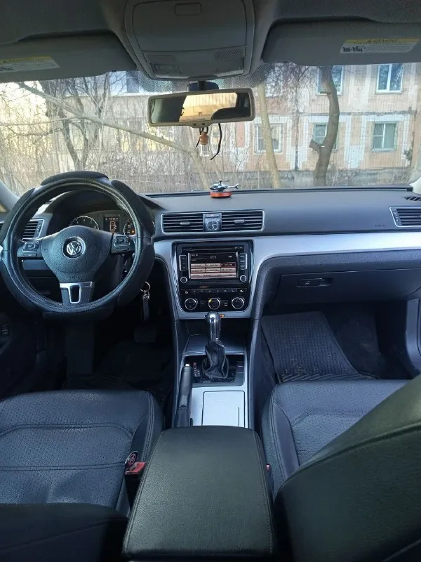 Продам volkswagen passat b7, 2012 объем 2,5л пробег 320 т. км кожаный салон, подогрев передних сидений, датчик света, датчик дождя,2-х зонный климат контроль, хорошая переделанная оптика я собственник, владею автомобилем более 3-х лет автомобиль находится в макеевке цена 1 370 000р +79494344757 - фотография - 8