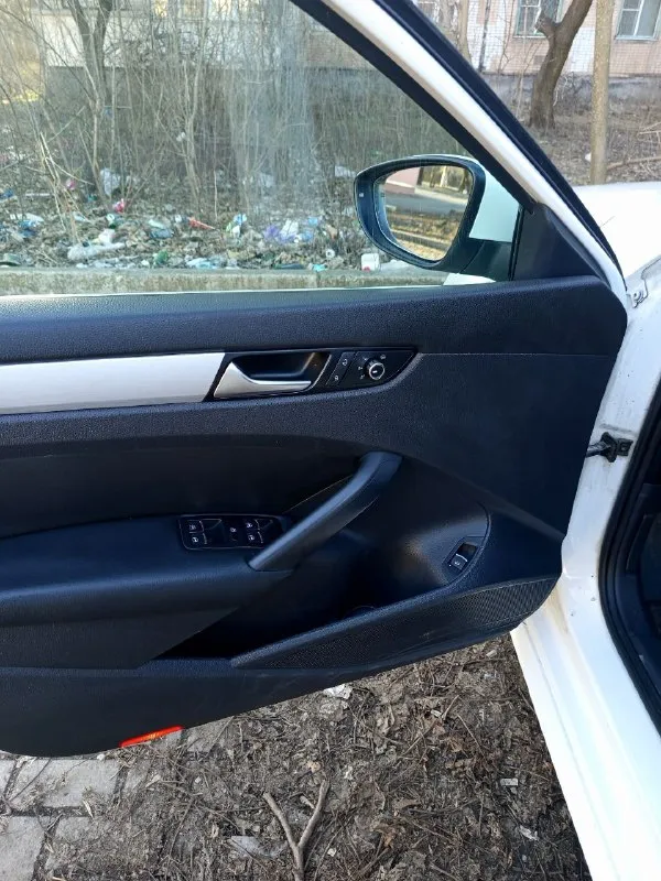 Продам volkswagen passat b7, 2012 объем 2,5л пробег 320 т. км кожаный салон, подогрев передних сидений, датчик света, датчик дождя,2-х зонный климат контроль, хорошая переделанная оптика я собственник, владею автомобилем более 3-х лет автомобиль находится в макеевке цена 1 370 000р +79494344757 - фотография - 9