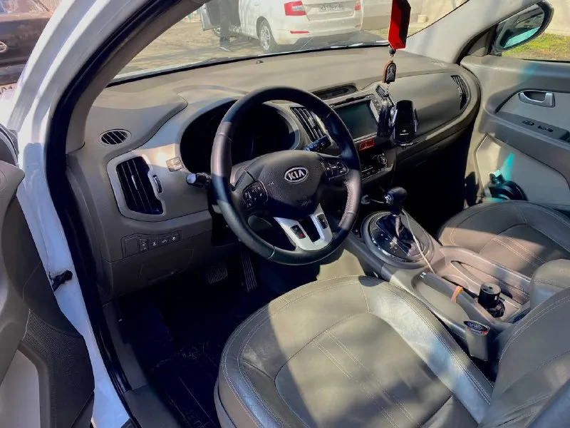 🚘марка: kia sportage ⚙️двигатель: 2.0 л awd ⛽️вид топлива: бензин 📅год выпуска: 2011 💴цена: 1.300.000 ₽ 🗺пробег: 179.000 км 📦кпп: автомат 📝описание: • панорамная крыша • кнопка star-stop • кондиционер • 4 эл. стекло подъёмники • усилитель руля • электро регулировки зеркал • подогревы сидений • мультимедия usb, aux, bluetooth • сенсорный монитор • камера заднего вида • мультируль 📍•город мариуполь, донецк 📱номер телефона: +7-949-476-84-45 +7-949-306-15-30 📲 tg: @tyman988 📞 +7(949)4768445 📲 tg: @da83robot 📞 звоните: +7(949)4768445 - фотография - 6