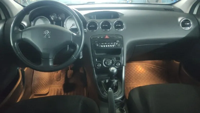 Peugeot 408 2012 год двигатель 1.6 механическая коробка передач пробег 112000 усилитель руля 4 электростеклоподъемника двухзонный климат контроль легкосплавные диски оцинкованный кузов 560000, торг продажа от собствиника +79493310589 📞 звоните: +7(949)3310589 - фотография - 5