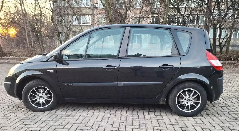 Продам renault scenic ii - 2003 год, механика. пробег 291 000 км. надёжный двигатель 1.6 к4м, бензин. без дтп цена 495 000, торг у капота💰 ✅комплектация privilege: - круиз-контроль - климат-контроль - бесключевой доступ, ключ-карта - кнопка старт-стоп - абс - регулировка руля по высоте и вылету - электростеклоподъемники на передние и задние стекла - электронный ручник (авто-постановка/снятие) - трансформируемый салон - задние кресла раздельные и складываются независимо друг от друга - дополнительные ящики под сиденьями, ниши под ковриками - бортовой компьютер - гидроусилитель руля по кузову есть мелкие недочеты в виде небольших сколов, следов эксплуатации соответствующих возрасту авто. кузов качественно оцинкованный, нет коррозии на зимней резине, также отдам новую летнюю купленную в апреле 2025 не перекуп, авто в семье 4 года. 180 регион, стс, птс оригинал. посмотреть машину можно в макеевке +7 949 985 00 42 📞 звоните: +7(949)9850042 - фотография - 2