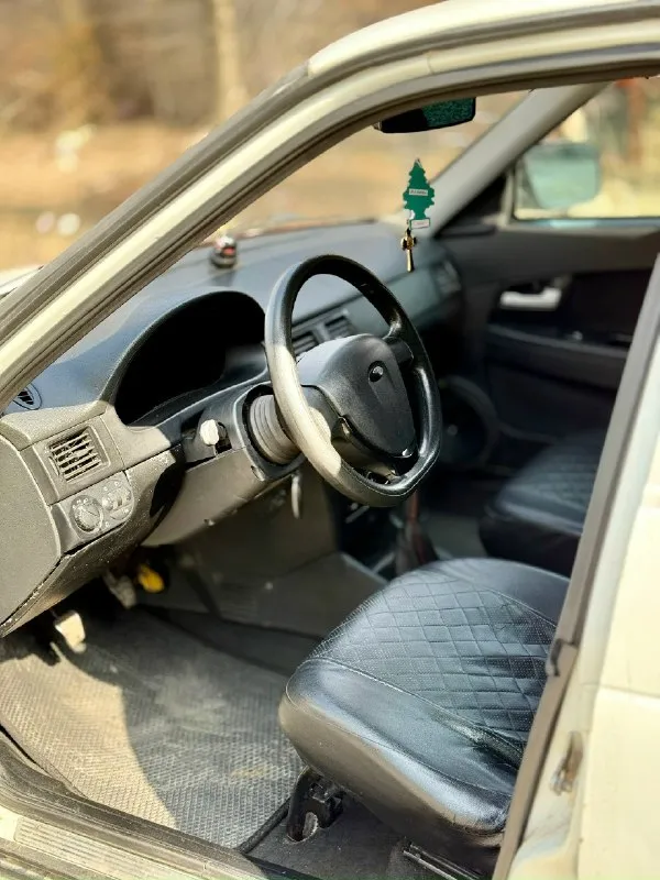 ✅продам ваз приору с кондиционером 2009 года выпуска в нормальном состоянии на полном ходу ✅цена 260 тысяч рублей ✅двигатель 1.6 16-клапанный, едет отлично ✅коробка не хрустит, не выбивает ✅комплектация: 2 эсп, кондер, магнитола с экраном, хорошая музыка, сигнализация, кнопка старт- стоп, по электрике работает все ✅дно, пороги, стаканы целые, низа дверей не гнилые, по кузову есть рыжики, подкрасы, неровности (пороги переварены в том году) ✅из минусов: нужно поменять гофру (прогорела), кому идеал нужен, просьба не беспокоить ✅по документам все кристально чисто, 180 регион ✅осмотр город донецк +79493613556 (telegram) 📞 звоните: +7(949)3613556 - фотография - 4