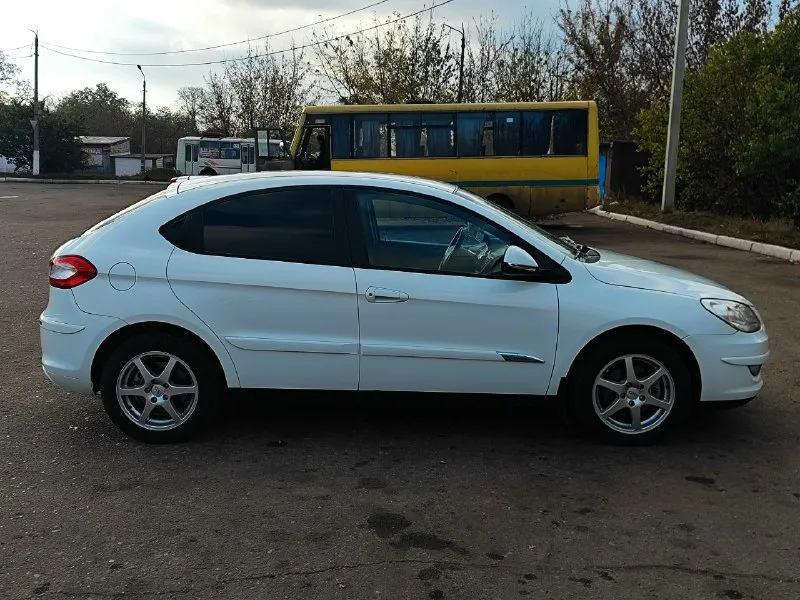 Автор: автор продам черри м11 2011 г. в. (покупалась в автосалоне донецка) 1 хозяин! пробег 27000км!(любые проверки!) вся ходовая- завод, не крутился ни один болт. родные тормозные блины, колодки и все остальное. на колёсных дисках ни царапины. запаска, баллоник ни разу не доставались. по кузову ни одного рыжика, все в родне. по салону всё в идеале. все стекла завод. всё включается, всё работает. цена 600000 +79493292136.. !!!наш телеграм канал [ бесплатное размещение за репост!!! правила сообщества [ мы в мах [ [ 📞 звоните: +7(949)3292136 - фотография - 7