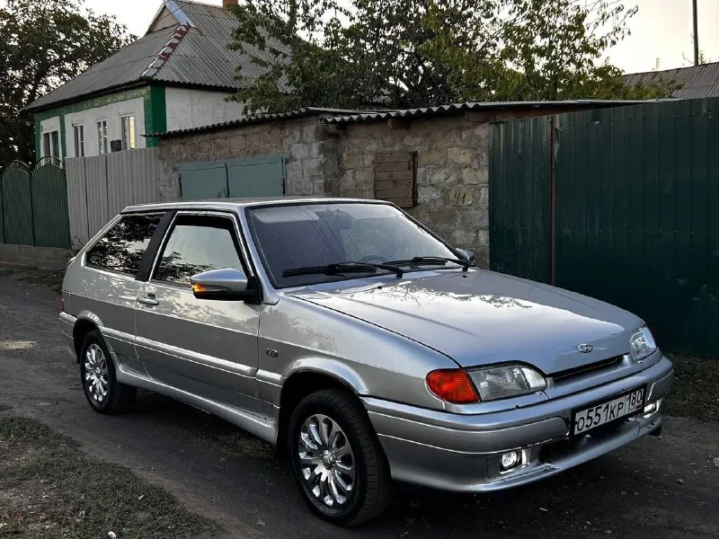 Продам ваз 2113 2011 года автомобиль в отличном состоянии без каких либо вложений по двигателю все в идеале масло не расходует по кпп все отлично включает мягко по ходовой части без нареканий по салону все в идеале стоит хорошая музыка сигнализация старлайн с автозапуском два комплекта колес по документам я хозяин переоформление без проблем цена 295 тысяч рублей торг у капота +79490977284 - фотография - 1