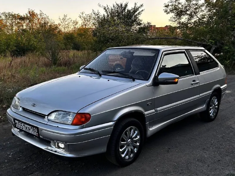 Продам ваз 2113 2011 года автомобиль в отличном состоянии без каких либо вложений по двигателю все в идеале масло не расходует по кпп все отлично включает мягко по ходовой части без нареканий по салону все в идеале стоит хорошая музыка сигнализация старлайн с автозапуском два комплекта колес по документам я хозяин переоформление без проблем цена 295 тысяч рублей торг у капота +79490977284 - фотография - 2