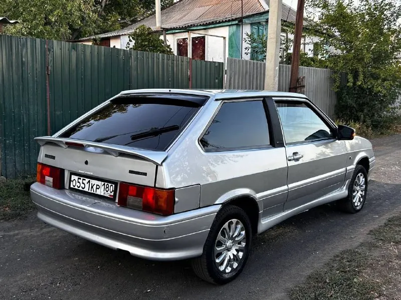 Продам ваз 2113 2011 года автомобиль в отличном состоянии без каких либо вложений по двигателю все в идеале масло не расходует по кпп все отлично включает мягко по ходовой части без нареканий по салону все в идеале стоит хорошая музыка сигнализация старлайн с автозапуском два комплекта колес по документам я хозяин переоформление без проблем цена 295 тысяч рублей торг у капота +79490977284 - фотография - 4