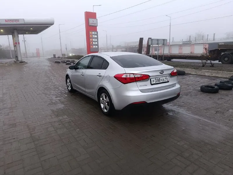 Продам kia церато, 2013 г. в., пробег 312000. мотор 1,6 механика(6 ступка), очень экономичный и надёжный автомобиль. сухой, работает ровно, коробка переключается мягко. ходовка обслужена, без посторонних звуков. два ключа. хорошая зимняя резина. кондиционер работает. без дтп. кузов и салон в отличном. . на 300т. произведена замена цепи, сцепления (в сборе), тормозных дисков с колодками. на 309 замена масла в двс с фильтрами. цена 830.000₽ торг. +79497224839 📲 tg: виталий сергеевич 📞 звоните: +7(949)7224839 - фотография - 3