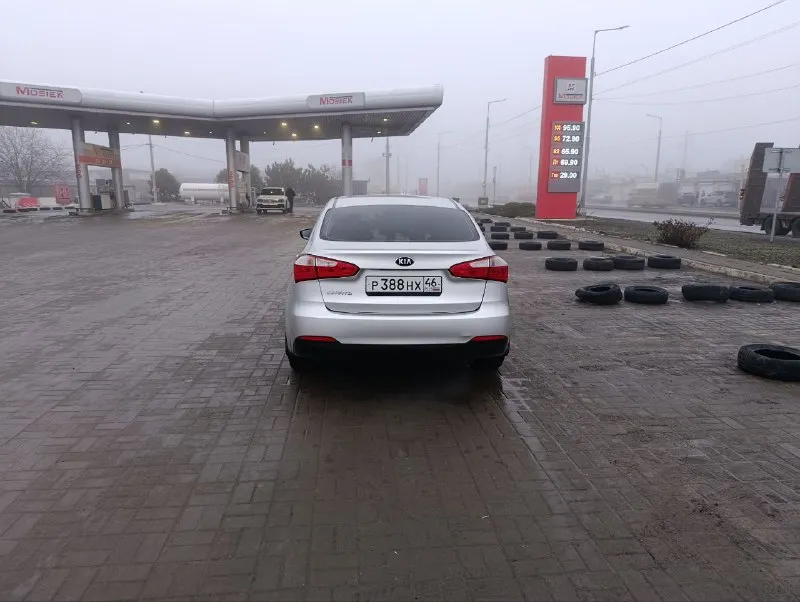 Продам kia церато, 2013 г. в., пробег 312000. мотор 1,6 механика(6 ступка), очень экономичный и надёжный автомобиль. сухой, работает ровно, коробка переключается мягко. ходовка обслужена, без посторонних звуков. два ключа. хорошая зимняя резина. кондиционер работает. без дтп. кузов и салон в отличном. . на 300т. произведена замена цепи, сцепления (в сборе), тормозных дисков с колодками. на 309 замена масла в двс с фильтрами. цена 830.000₽ торг. +79497224839 📲 tg: виталий сергеевич 📞 звоните: +7(949)7224839 - фотография - 4