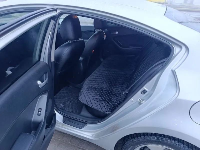 Продам kia церато, 2013 г. в., пробег 312000. мотор 1,6 механика(6 ступка), очень экономичный и надёжный автомобиль. сухой, работает ровно, коробка переключается мягко. ходовка обслужена, без посторонних звуков. два ключа. хорошая зимняя резина. кондиционер работает. без дтп. кузов и салон в отличном. . на 300т. произведена замена цепи, сцепления (в сборе), тормозных дисков с колодками. на 309 замена масла в двс с фильтрами. цена 830.000₽ торг. +79497224839 📲 tg: виталий сергеевич 📞 звоните: +7(949)7224839 - фотография - 6